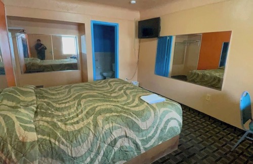 Detroit Hotel | Deluxe Inn Motel