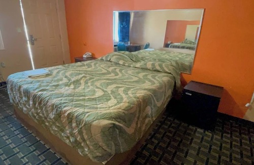 Detroit Hotel | Deluxe Inn Motel