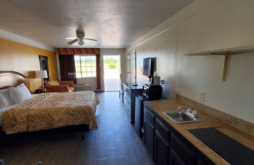 Raymondville Hotel | Deluxe Inn & Suites