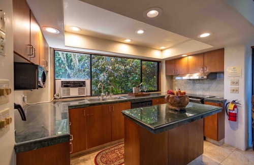 Haiku House | Deluxe Jasmine Suite on lush farm in Haiku, Maui with Private Hot Tub