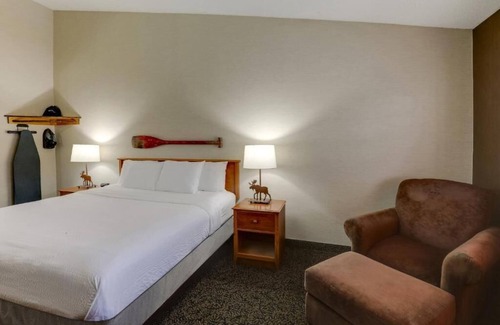 Quincy Hotel | Deluxe King at Stoney Creek Inn Quincy