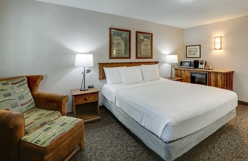 Johnston Hotel | Deluxe King in Stoney Creek Des Moines! Free Breakfast & Parking, Near I-35