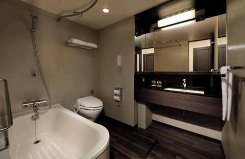 Takanawa Hotel | Deluxe King Room Hotel in Superb Minato City with WiFi, AC, fitness room