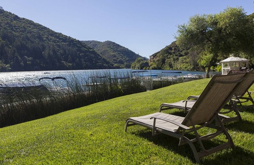 Upper Lake House | Deluxe King Room with Jacuzzi - The Lodge At Blue Lakes
