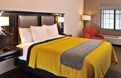 Independence Hotel | Deluxe King Suite In Stoney Creek Kansas City, Hot indoor/outdoor pool