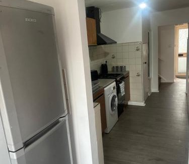 Basildon House | Deluxe Large Double Room Near Basildon Town Centre