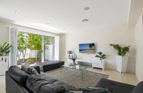 Broadbeach Waters House | Deluxe on Water