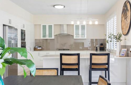 Broadbeach Waters House | Deluxe on Water