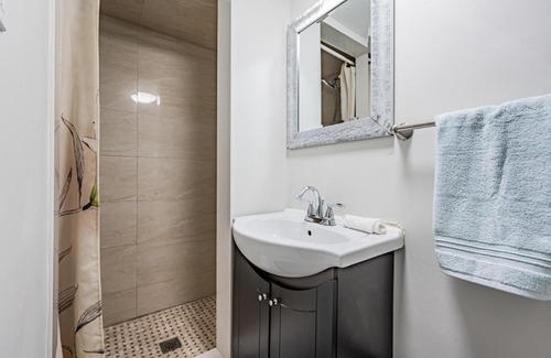 Church and Wellesley House | Deluxe Private Room close to Eaton Center