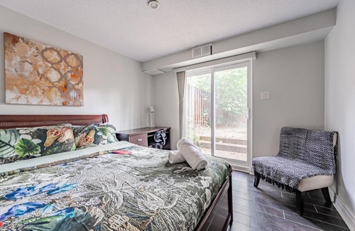 Church and Wellesley House | Deluxe Private Room close to Eaton Center