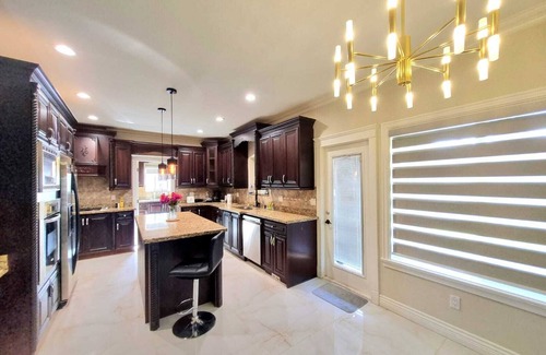 Newton House | Deluxe Room & In-suite Bathroom in a Large Bungalow in Posh Surrey Neighborhood