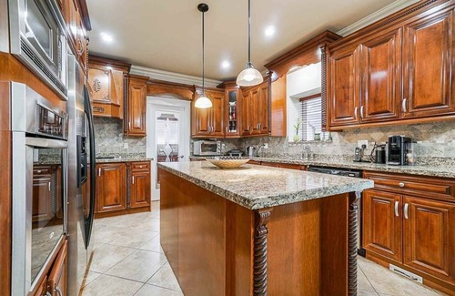 Newton House | Deluxe Room & In-suite Bathroom in a Large Bungalow in Posh Surrey Neighborhood