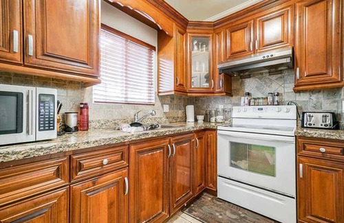 Newton House | Deluxe Room & In-suite Bathroom in a Large Bungalow in Posh Surrey Neighborhood