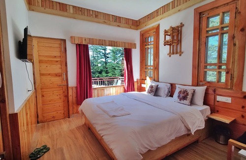 Theog Bed & Breakfast | Deluxe Room | w/King Size bed View, Balcony, Bonfire, Food, Mountain Vie