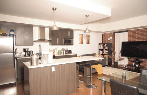 Ledbury - Heron Gate - Ridgemont - Elmwood Condo | Deluxe room with separate bathroom
