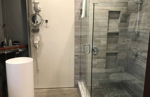 Clear Lake Hotel | Deluxe Suite, Private Patio Overlooking Vineyard & Winery Property