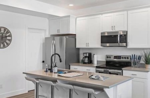 Draper House | Deluxe TownHouse w/2 car Garage, Work or Family!