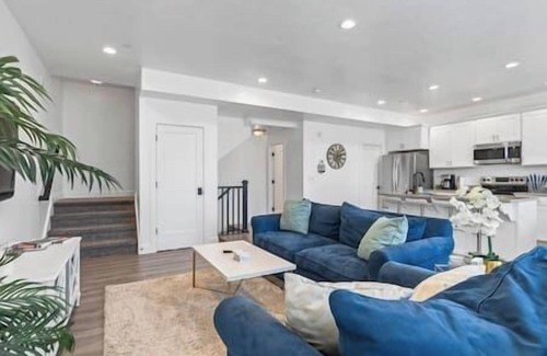 Draper House | Deluxe TownHouse w/2 car Garage, Work or Family!