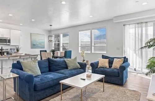 Draper House | Deluxe TownHouse w/2 car Garage, Work or Family!