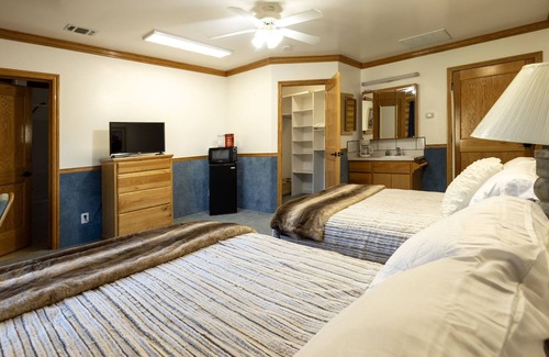 Hot Springs Cabin | Deluxe Twin Room in Rustic Cabin - Room 228