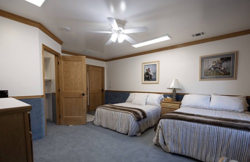 Hot Springs Cabin | Deluxe Twin Room in Rustic Cabin - Room 228