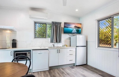 Tinaroo Villa | Deluxe Villa 1 BR - Fully self-contained, 1 Queen, Sofa, Single Bunk Beds