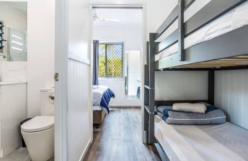 Tinaroo Villa | Deluxe Villa 1 BR - Fully self-contained, 1 Queen, Sofa, Single Bunk Beds