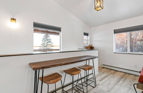 Trapper Creek Apartment | DENALI PENTHOUSE, lakefront near Talkeetna and Denali State Park