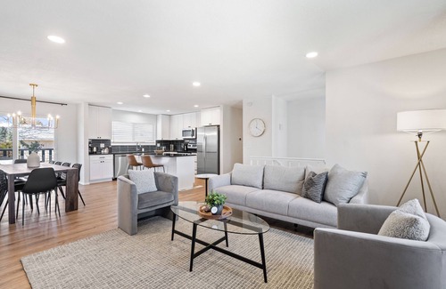 Ralston Valley House | DenverStays: Spacious 5 BR Home with 2 King & 3 Queen Beds - 15 Min to Red Rocks