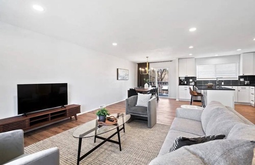 Ralston Valley House | DenverStays: Spacious 5 BR Home with 2 King & 3 Queen Beds - 15 Min to Red Rocks
