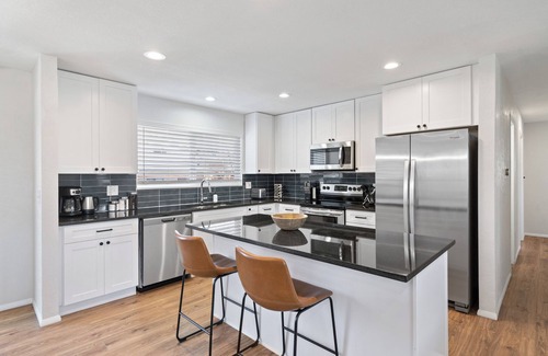 Ralston Valley House | DenverStays: Spacious 5 BR Home with 2 King & 3 Queen Beds - 15 Min to Red Rocks