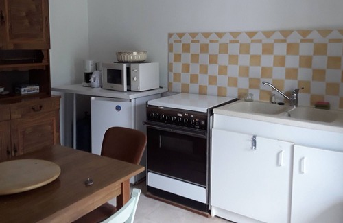 Lanuejols Other | Dependent building of a farmhouse in the center of the village