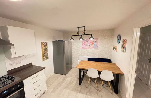 Little Eaton House | Derby Den 4 Bedroom 3 Bathroom Driveway Parking 6 Sleep - 5 min Meteor Shopping