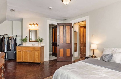 Maysville Apartment | Derby Room - Moon River
