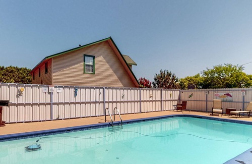 Laguna Park House | Derekville Unit #10 | Condo in Clifton with pool & hot tub