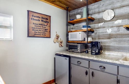 Laguna Park House | Derekville Unit #10 | Condo in Clifton with pool & hot tub