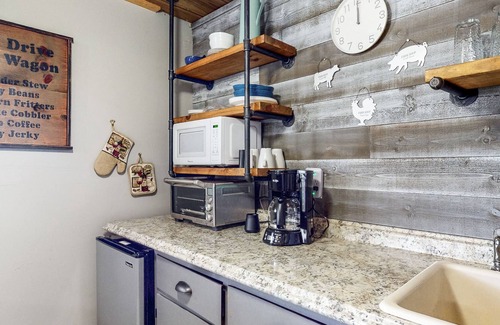 Laguna Park House | Derekville Unit #10 | Condo in Clifton with pool & hot tub