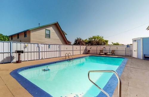 Laguna Park House | Derekville Unit #5 | Condo in Clifton with pool & hot tub