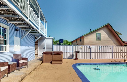 Laguna Park House | Derekville Unit #5 | Condo in Clifton with pool & hot tub