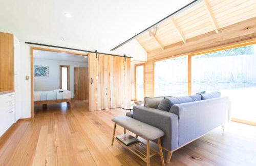Lindisfarne Apartment | Derwent River Apartment - Near the Waterfront!