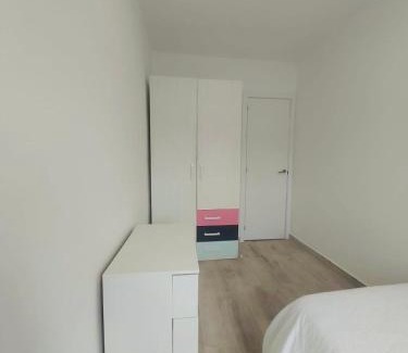 Saron Apartment | Descubre Cantabria! Piso con 3 habitaciones, con capacidad hasta 5 personas! Alojamiento entero!