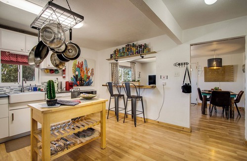 Joshua Tree House | Desert Cabin Retreat/2.5 Acres/Pool/Wifi/King Bed