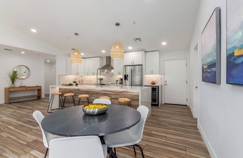 Casa Del Mar Cottage | Desert Daze - Sparkling Pool - Mins to Old Town