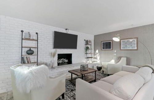 Paradise Plaza House | Desert Oasis - Epic Backyard Pool Bocce Firepit