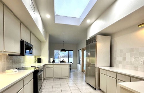 Vista De La Sierra De Dios House | Desert oasis in the heart of the Tucson Mountains nestled by iconic Saguaros.