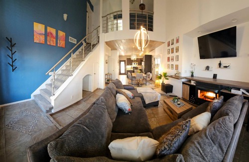 El Dorado West House | Desert Oasis, Spacious 4-bedroom house 2 king bed w/Heated Pool & Jacuzzi