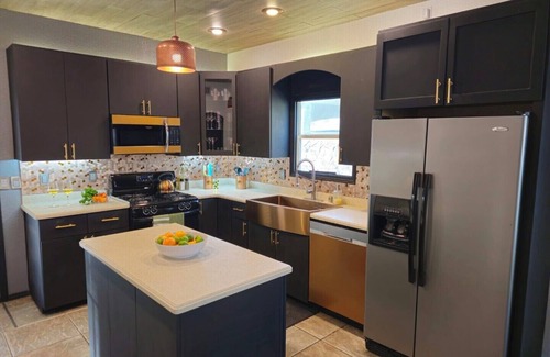 El Dorado West House | Desert Oasis, Spacious 4-bedroom house 2 king bed w/Heated Pool & Jacuzzi