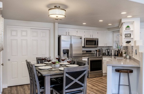 North Mountain Condo | 🌵Desert retreat gated, 3 pools, King beds, cable, WiFi, free parking, PAC MAN😃