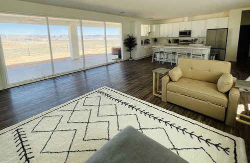 Greenehaven House | Desert Retreat with Floor-to-Ceiling Glass Slider