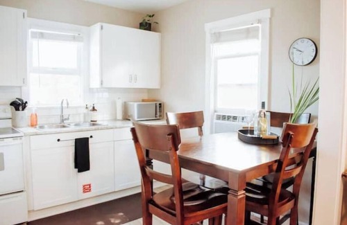 Okanagan-Similkameen Bed & Breakfast | Desert Shores: 103 (Dog Friendly) Minutes from Okanagan Lake